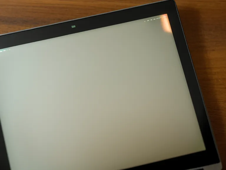 Ein Laptop-Bildschirm zeigt eine Textanalyse mit farbigen Markierungen für bessere Lesbarkeit.